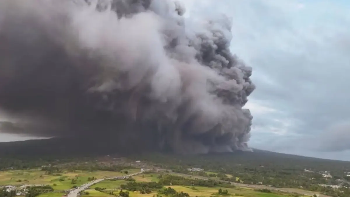 Erupsi Mayon Volcano yang mengakibatkan awan abu dan membuat ratusan ribu warga harus dievakuasi. (Serg Domasian)
