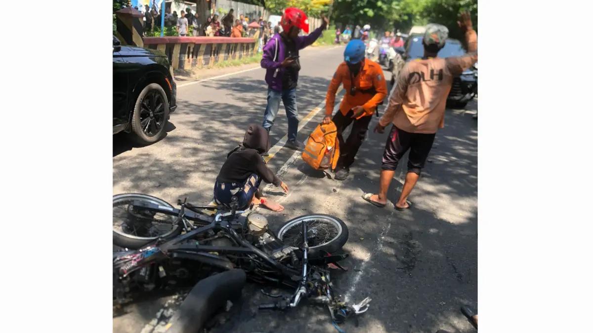 HANCUR: Penumpang motor selamat usai kejadian kecelakaan adu banteng di Jalan Ngagel, Surabaya. Pengendara motor meninggal dunia.(IST/RADAR SURABAYA)