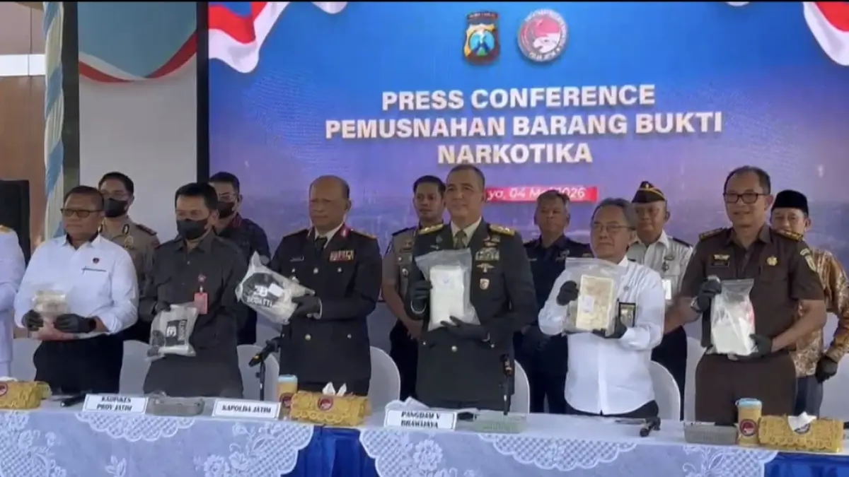 Kapolda Jatim Irjen Pol Nanang Avianto menunjukkan kokain hasil temuan di pantai Sumenep yang akan dimusnahkan. (MAHRUS/RADAR SURABAYA)