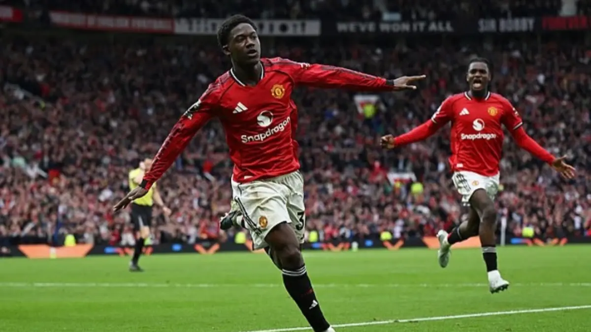 Kobbie Mainoo jadi penentu kemenangan Manchester United. (Dailymail) 