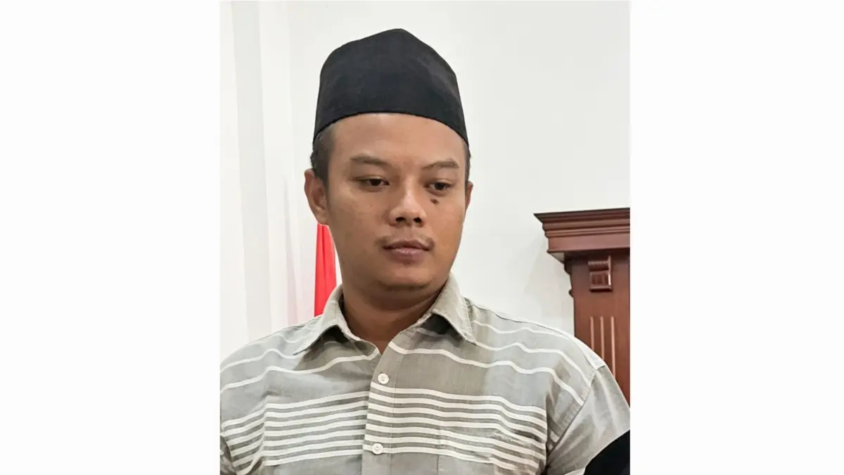 LEMAS: Terdakwa usai sidang vonis di PN Surabaya. Ia melakukan penggelapan motor dengan modus persewaan mobil.(IST/RADAR SURABAYA)