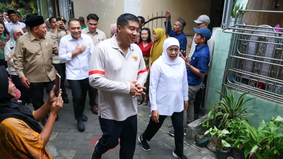 Menteri PKP Maruarar Sirait saat meninjau rumah calon penerima BSPS bersama Gubernur Jatim Khofifah Indar Parawansa dan Wali Kota Surabaya Eri Cahyadi di Kelurahan Wonokusumo, Kecamatan Semampir, Minggu (3/5). (HUMAS PEMKOT SURABAYA)