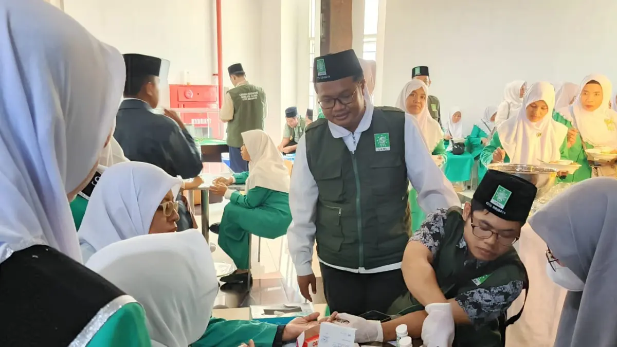 PELAYANAN GRATIS: Tenaga medis LKNU Surabaya melayani pemeriksaan kesehatan gratis bagi warga dalam rangka Harlah Fatayat NU dan IPPNU di UNUSA, Minggu (3/5).(IST/RADAR SURABAYA)