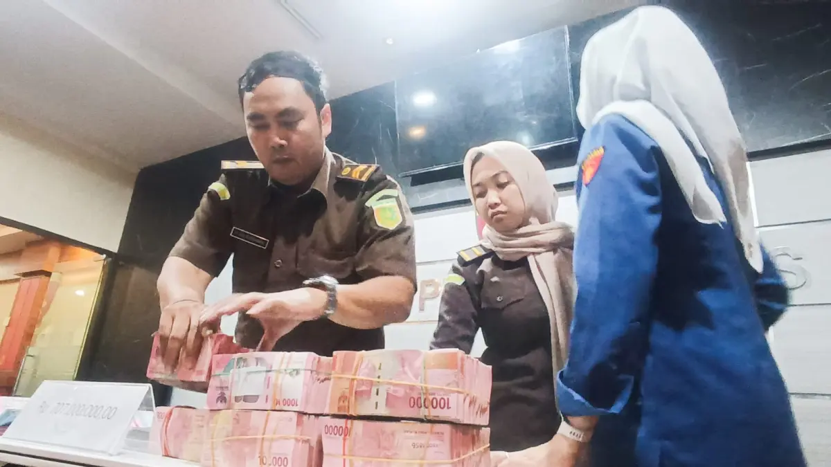 BARANG BUKTI: Kejati Jatim terus menyelidiki kasus pungli di Dinas ESDM Jatim. Kejaksaan membuka peluang untuk adanya tersangka baru.(ANDY SATRIA /RADAR SURABAYA)
