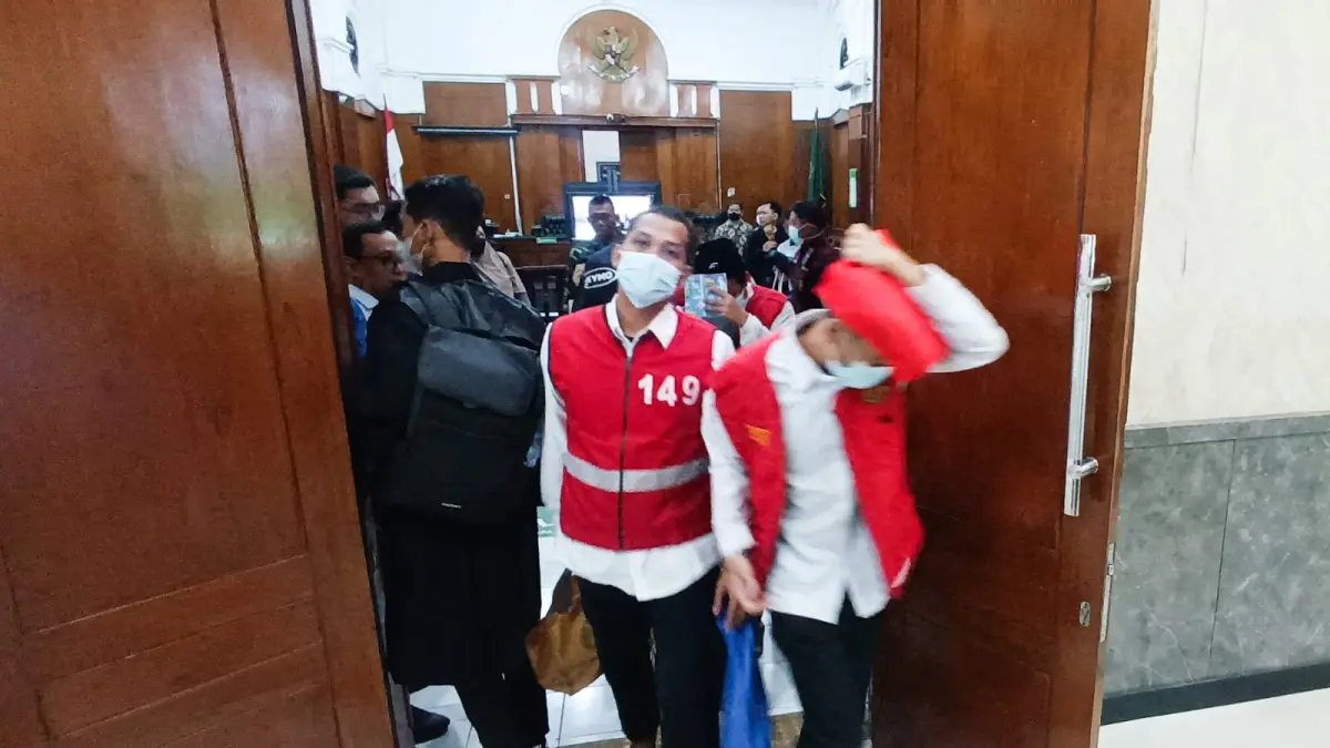 BERGANDENGAN: Terdakwa pesta gay usai menjalani sidang di PN Surabaya. Mereka dituntut 1-1,5 tahun penjara.(IST/RADAR SURABAYA)