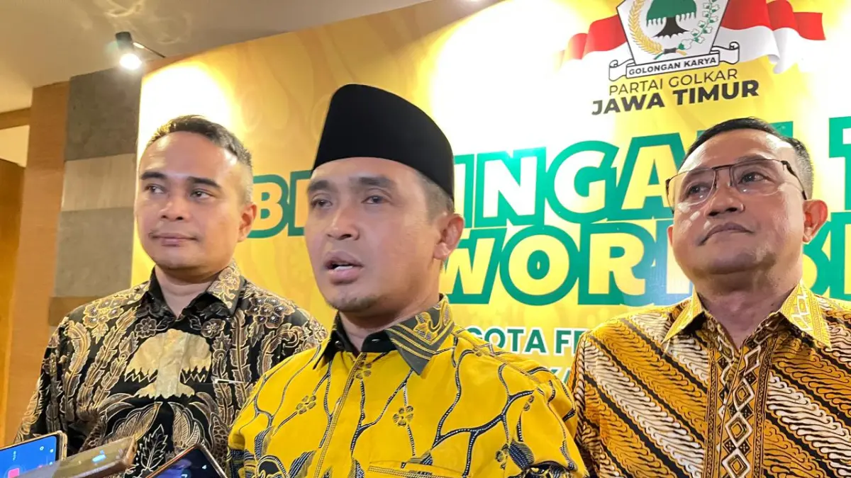 BIMBINGAN: Ketua Harian DPD Golkar Jatim, Adi Wibowo, saat bimtek fraksi di Surabaya.(IST/RADAR SURABAYA)