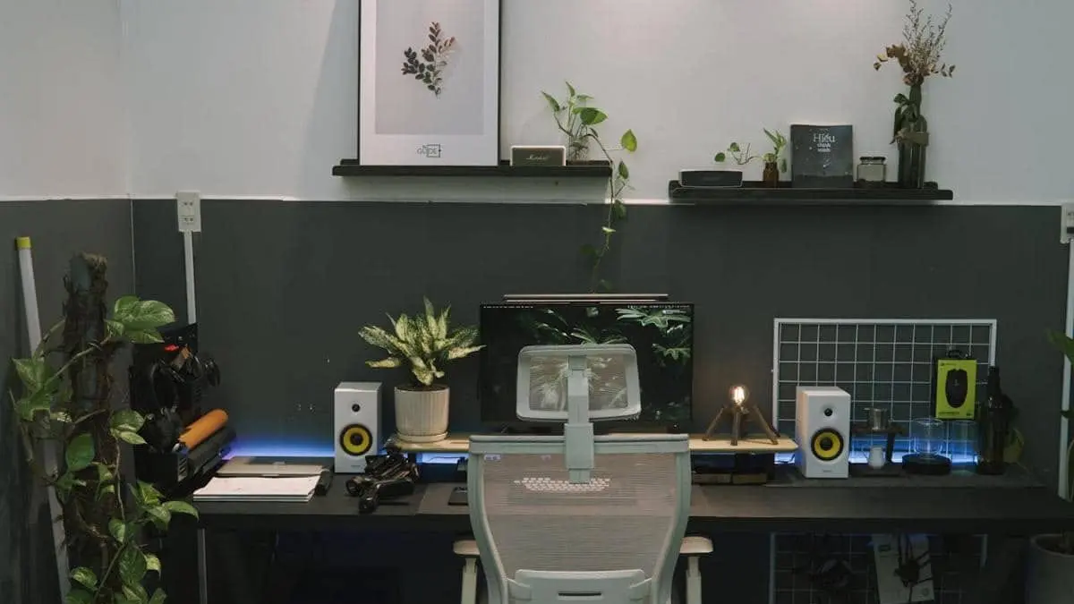 Desk-Scaping: Teknik mempercantik meja dengan memadukan elemen fungsional.
