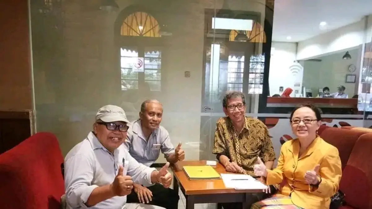 Diskusi seniman membahas persoalan Dewan Kesenian Surabaya. (IST)