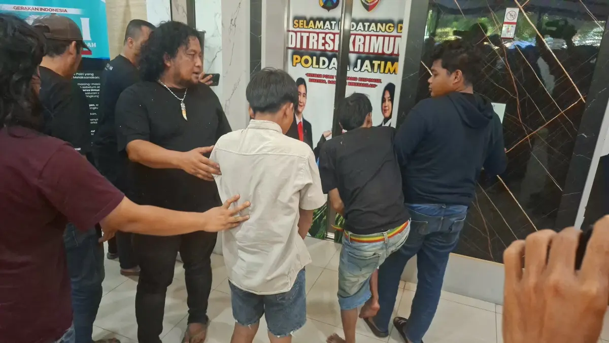 DITANGKAP: Dua begal mahasiswi asal Sidoarjo di depan wisata Bakti Alam, Jalan Desa Ngembal, Tutur, Pasuruan, saat diamankan Unit III Subdit Jatanras Ditreskrimum Polda Jatim. (IST/RADAR SURABAYA)