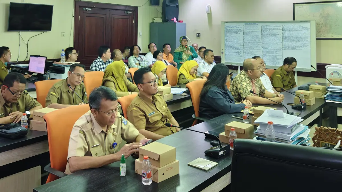 HEARING: DPRD Surabaya menghentikan sementara aktivitas proyek pembangunan gedung di Jalan Basuki Rahmat, Surabaya, usai terjadi polemik antara PT dengan warga. (IST/RADAR SURABAYA)