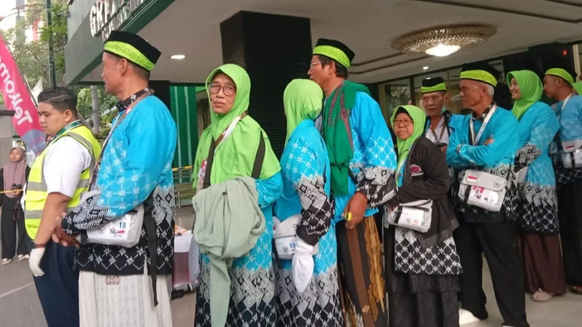 Jemaah haji di Embarkasi Surabaya memasuki bus yang akan mengantarkan mereka ke Bandara Juanda sebelum bertolak ke Madinah, Arab Saudi. (Rahmat Sudrajat) 