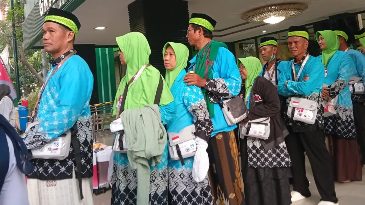 Jemaah haji saat berada di Embarkasi Surabaya. Selama di asrama jemaah wajib menjaga kesehatan sebelum melakukan ibadah di Tanah Suci. (Rahmat Sudrajat/Radar Surabaya)