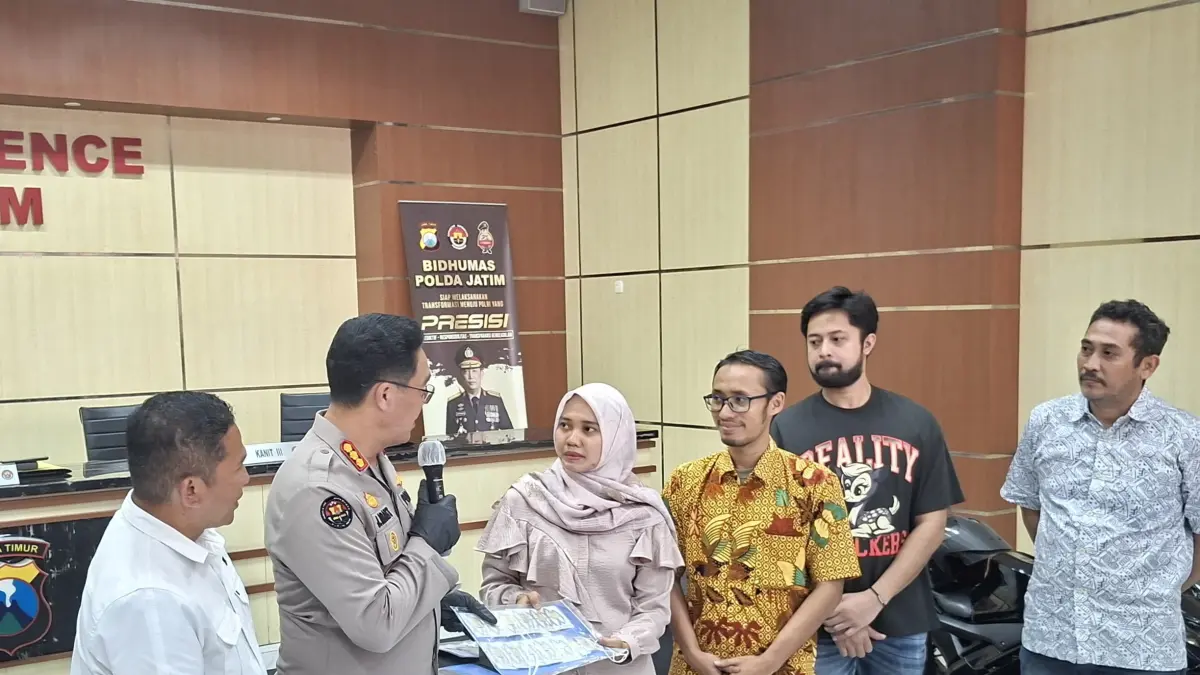 PENYERAHAN: Ditreskrimum Polda Jatim menyerahkan emas batangan ke korban. Emas ini disita dari tersangka pembobolan rumah di Porong, Sidoarjo.(M MAHRUS/RADAR SURABAYA)