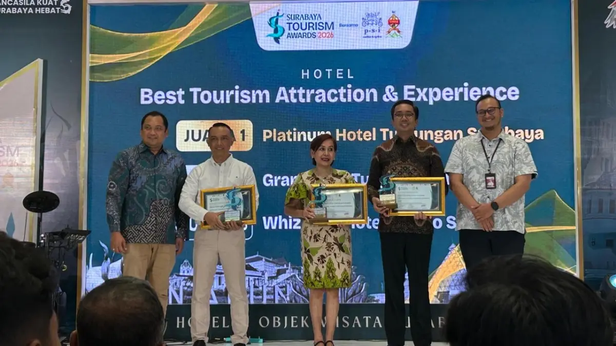 PRESTASI: Hotel Grand Inna Tunjungan Surabaya saat menerima penghargaan Best Tourism Attraction & Experience pada ajang Surabaya Tourism Award 2026, Minggu (3/5). (ISTIMEWA)