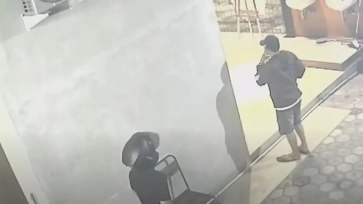TEREKAM: Dua pelaku curanmor saat terekam CCTV di warnet kawasan Rungkut, Surabaya.(IST/RADAR SURABAYA)