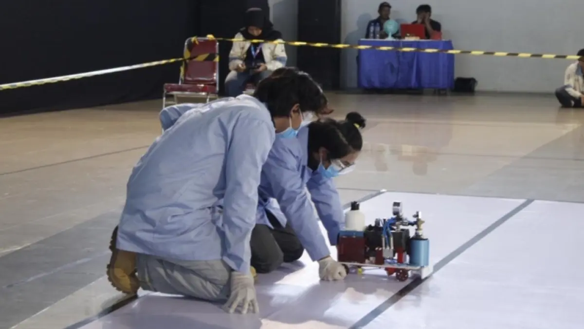 Tim Spektronics ITS mempersiapkan mobil reaksi kimia sebelum berlaga di lintasan Race Competition ICRCC 2026. (Rahmat Sudrajat) 