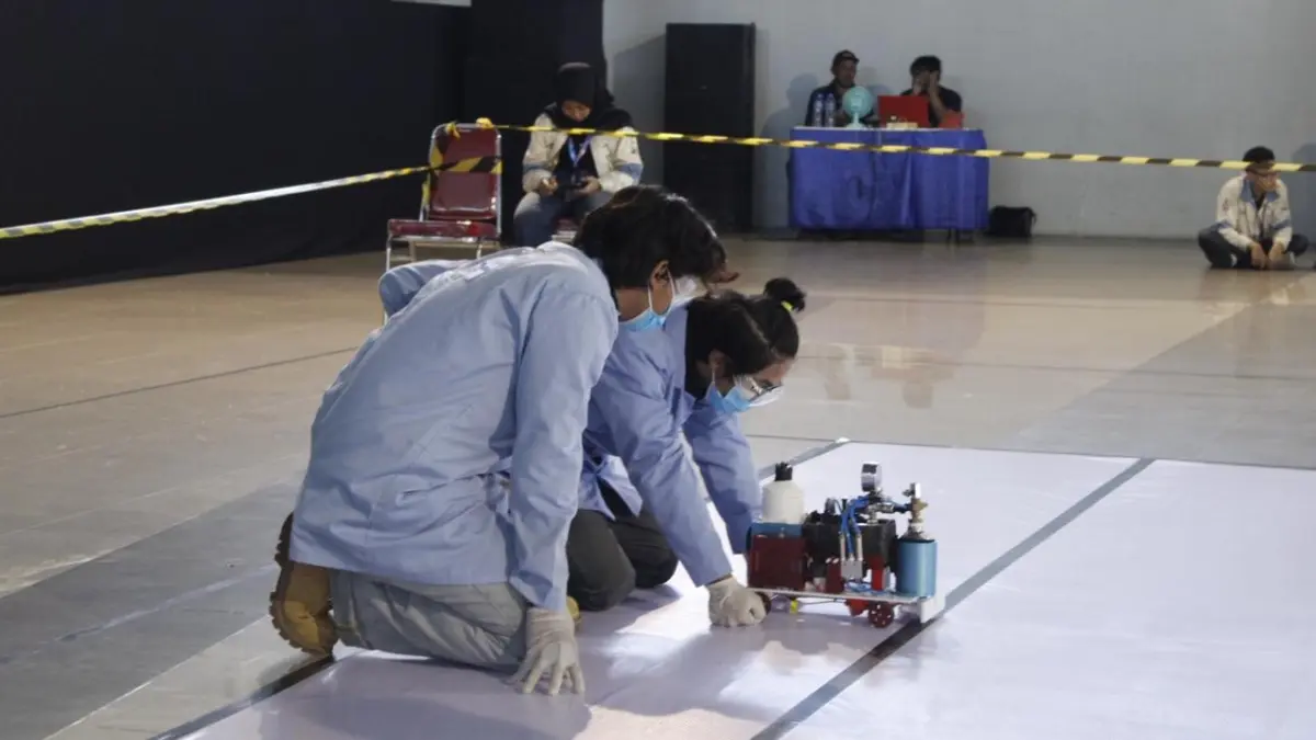 &nbsp;Tim Spektronics ITS mempersiapkan mobilnya sebelum melaju di ajang ICRCC 2026. (IST)