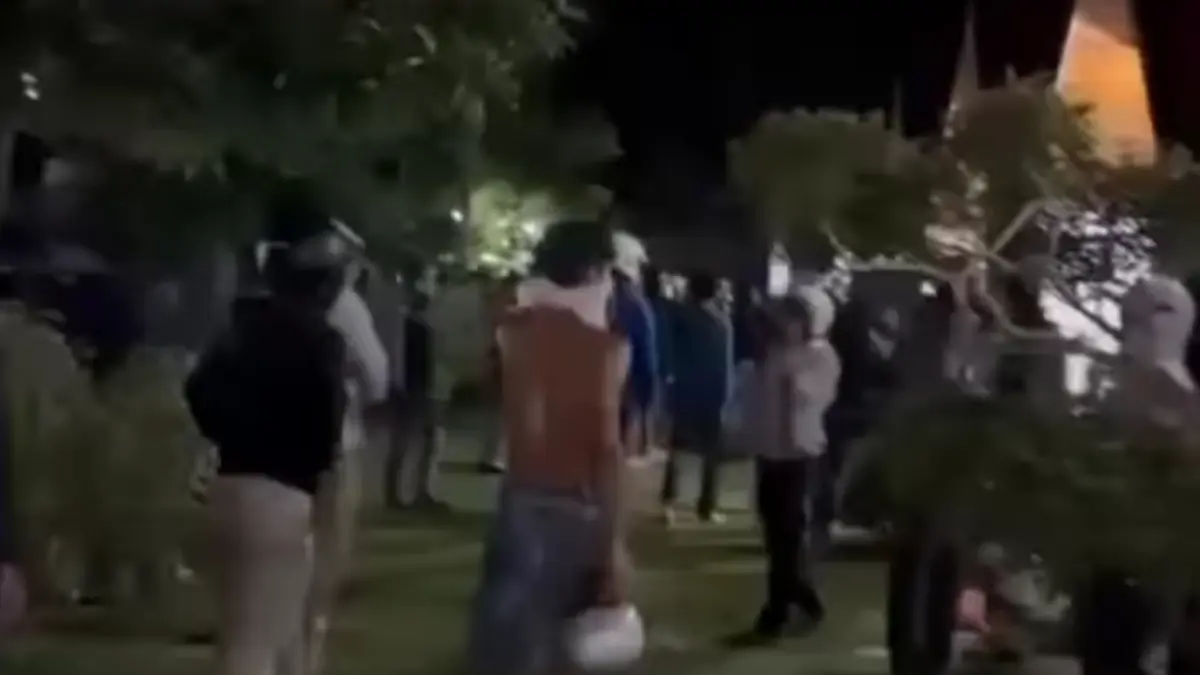 Aksi pengeroyokan terhadap wisatawan asal Surabaya oleh ratusan orang tidak dikenal di Pantai Wedi Awu Malang. (Instagram)