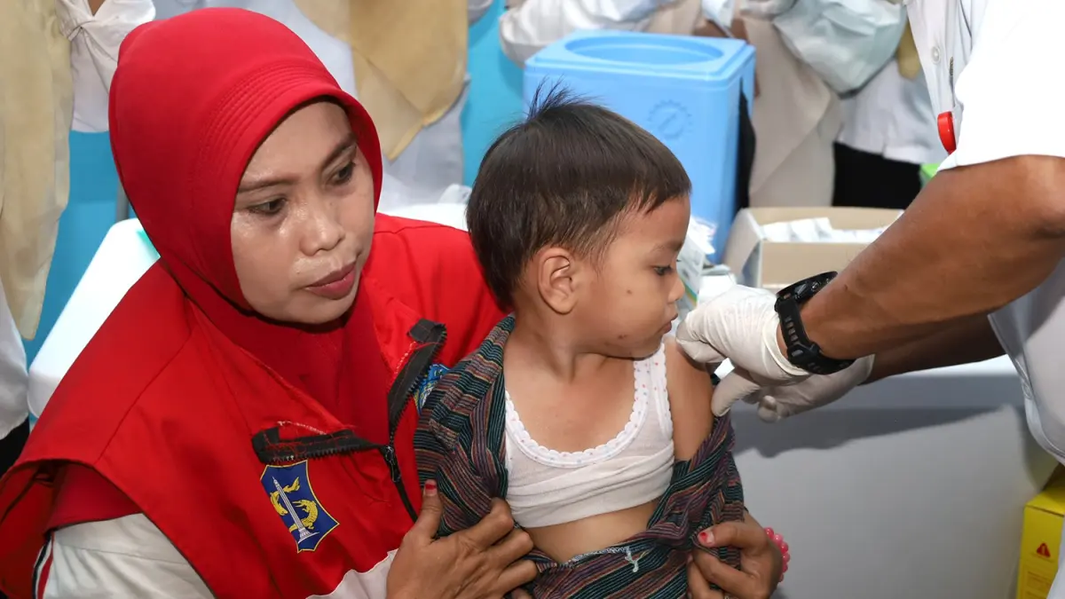 Anak-anak di Surabaya saat mengikuti imunisasi campak di Pos PAUD Terpadu (PPT) Melati, Kelurahan Kenjeran, Kecamatan Bulak, Rabu (6/5). (HUMAS PEMKOT SURABAYA)
