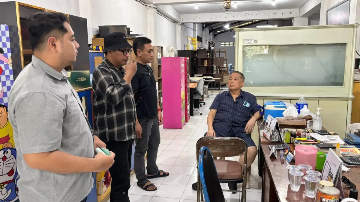 DIAMANKAN: Terpidana kasus penipuan yang sudah DPO sejak 2017 akhirnya ditangkap Tim Tabur Kejari Surabaya. (IST/RADAR SURABAYA)