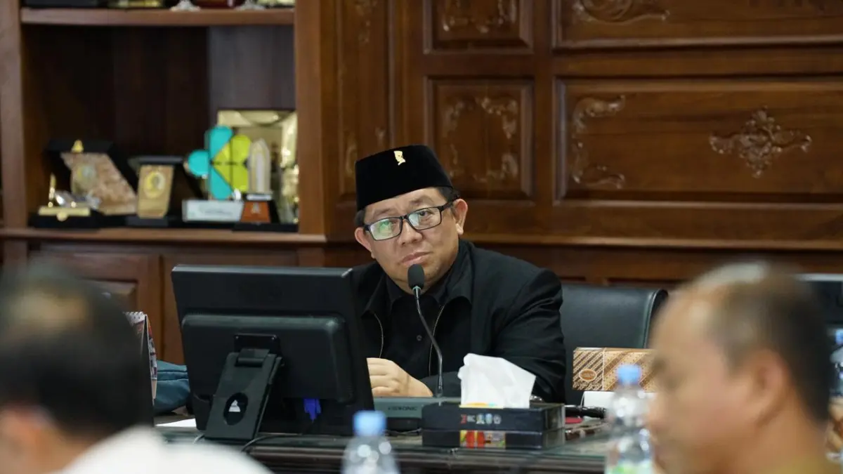 DIKABULKAN: Ketua Bapemperda DPRD Jatim, Yordan Batara Goa, membuat perda untuk menjawab Keluhan driver ojol terkait transportasi berbasis aplikasi.(IST/RADAR SURABAYA)