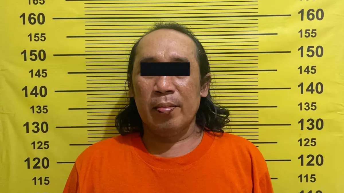 DITANGKAP: Tersangka NG diringkus korban usai Jalan kaki di sekitar rumah korban di Jalan Simo Gunung Barat Tol, Surabaya. (IST/RADAR SURABAYA)