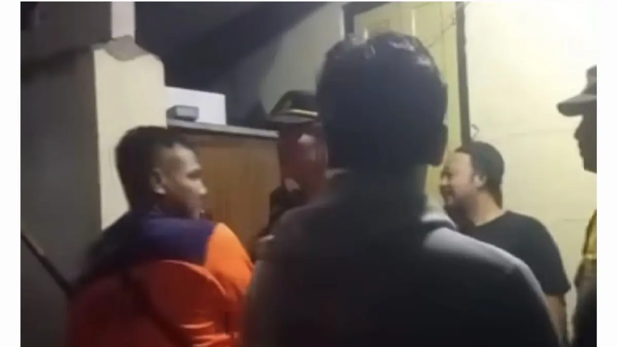 EVAKUASI: Petugas saat mengevakuasi jasad korban yang ditemukan meninggal di kamar rumahnya kawasan Gayungan, Surabaya. (IST/RADAR SURABAYA)