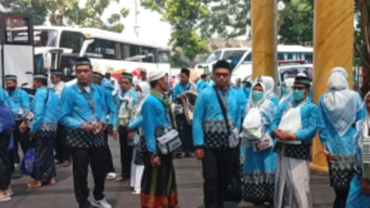 Jemaah haji saat keberangkatan gelombang pertama di Embarkasi Surabaya. Gelombang kedua dimulai dengan kloter 57 asal Sidoarjo. (Rahmat Sudrajat/Radar Surabaya) 

