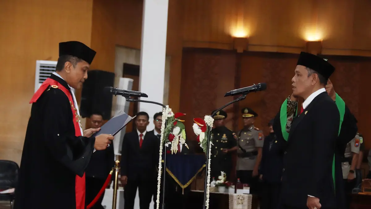 Ketua PN Surabaya Raden Heru Kuntodewo bersama Ketua DPRD Surabaya Syaifuddin Zuhri. (ANDY SATRIA/RADAR SURABAYA)
