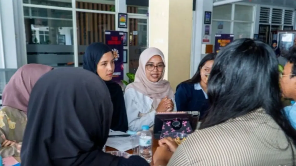 Mahasiswa Unesa mengikuti kegiatan bedah buku psikologi sebagai upaya pencegahan krisis mental.(Rahmat Sudrajat/Radar Surabaya) 
