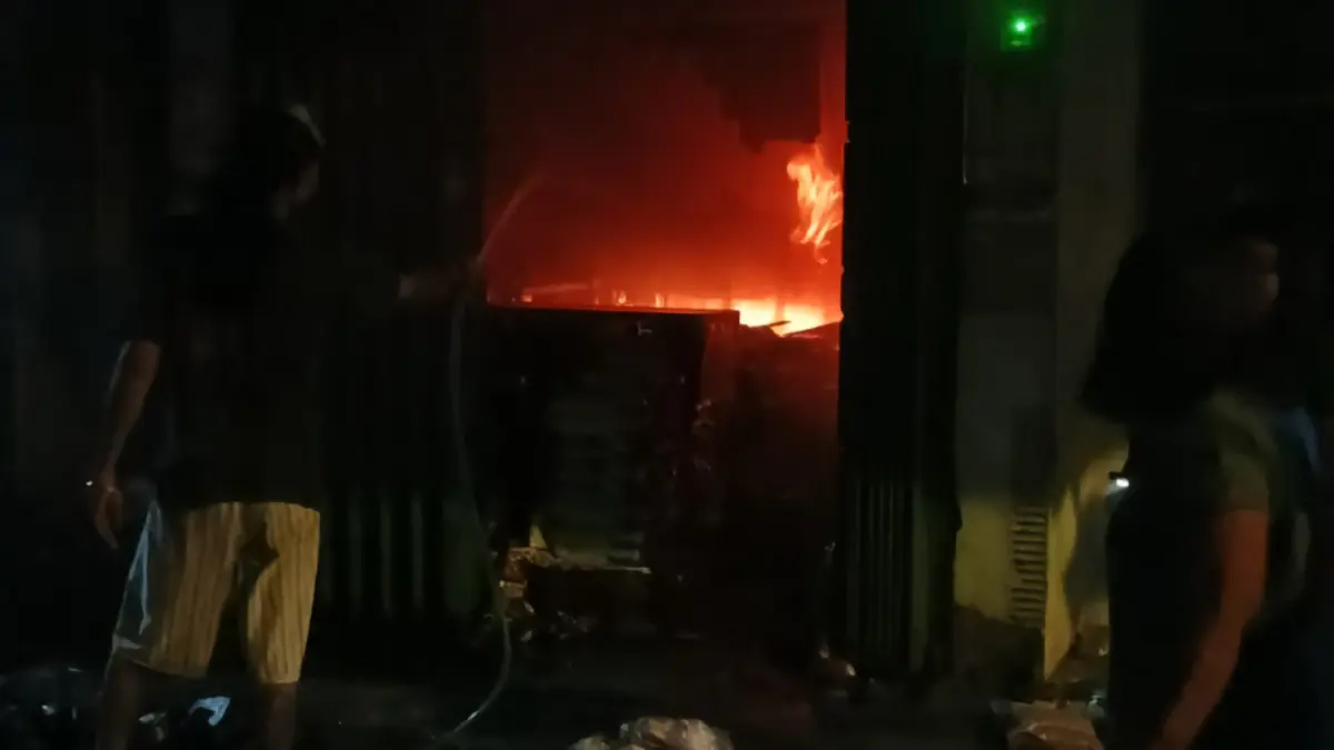 MEMBARA: Api membakar toko sembako di Jalan Kedurus Pilang Asri, Surabaya. Kebakaran ini menyebabkan pemilik mengalami luka bakar.(IST/RADAR SURABAYA)