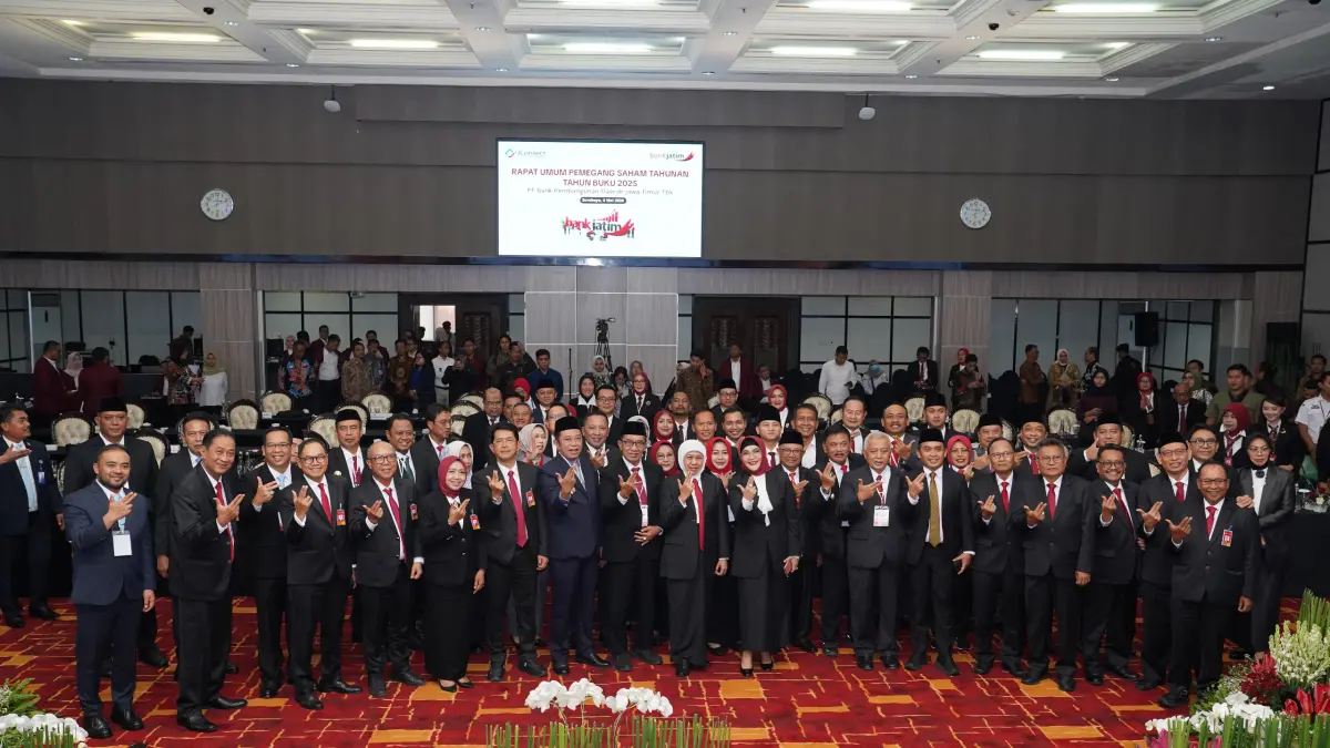 SOLID: Gubernur Jawa Timur Khofifah bersama jajaran komisaris dan Direksi Bank Jatim usai RUPST.(IST/RADAR SURABAYA)