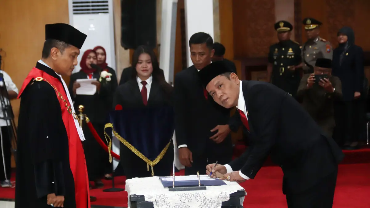 Syaifuddin Zuhri menandatangani berita acara pelantikan sebagai Ketua DPRD Kota Surabaya. (ANDY SATRIA/RADAR SURABAYA)