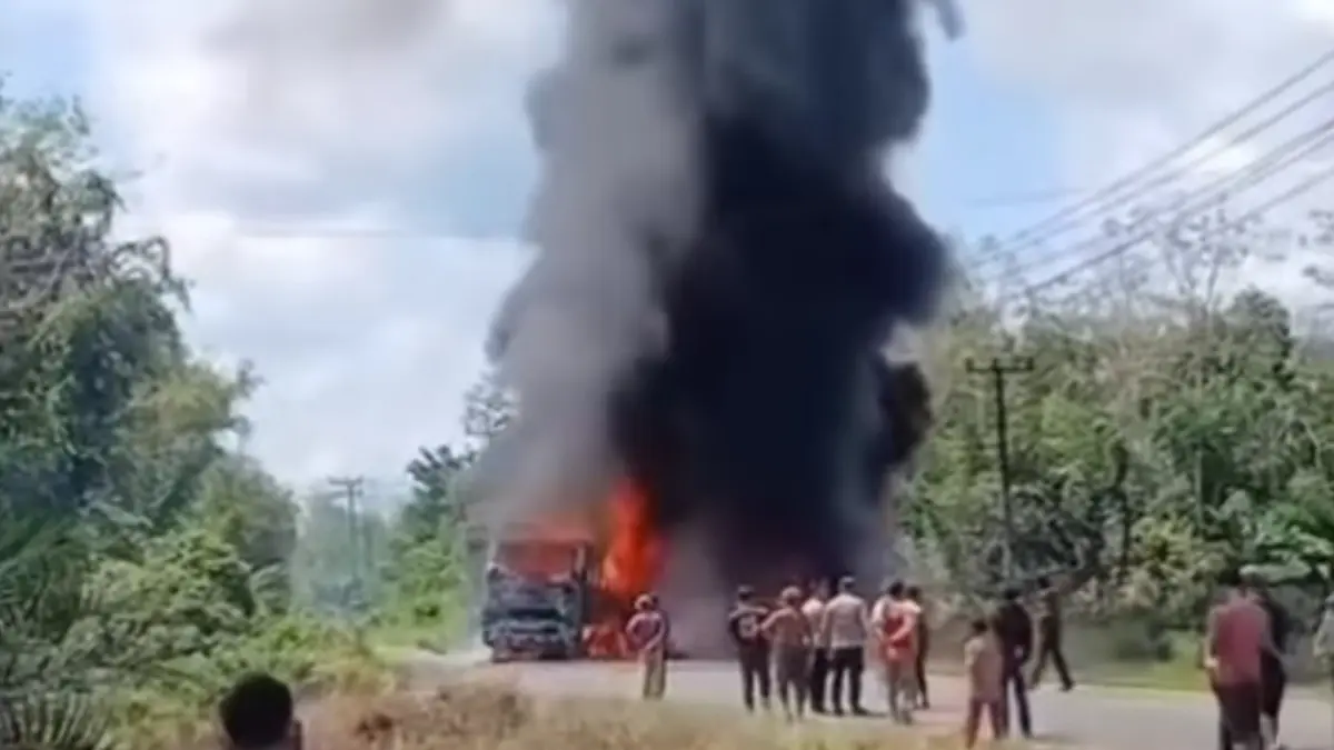 Tabrakan maut antara bus ALS dan truk tangki di Jalan Lintas Sumatera, Musi Rawas Utara, menewaskan 16 orang. (Instagram)