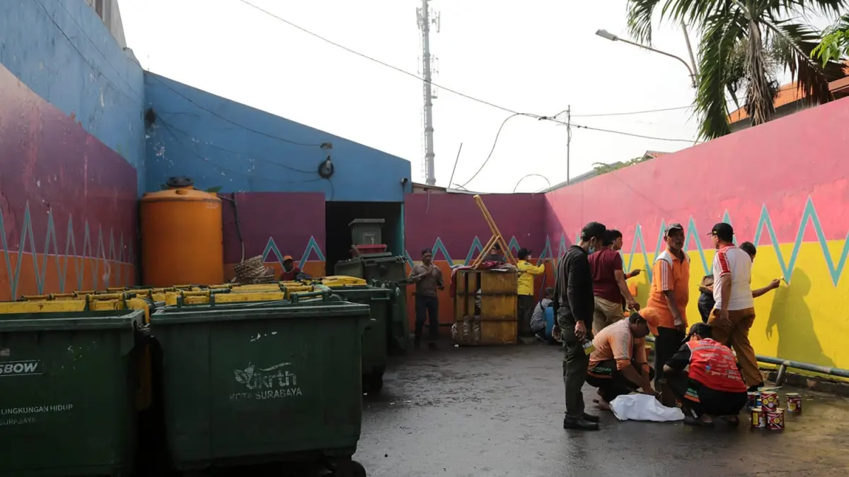 TPS di Surabaya makin bersih dengan pengadaan tong bin secara masif. (IST)