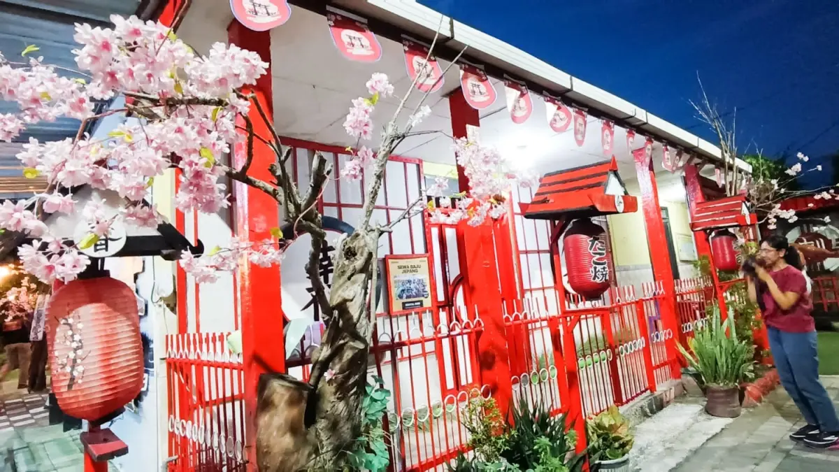 Warga menikmati ornamen-ornamen dengan nuansa Kampung Jepang di Banjar Sugihan, Surabaya. (ANDY SATRIA/RADAR SURABAYA)