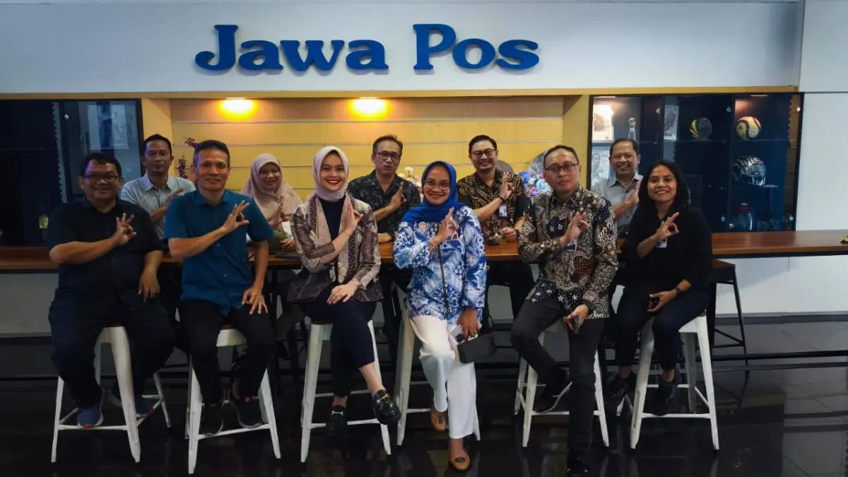 Direktur JPR Marsudi Nurwahid (dua dari kiri, depan) foto bersama tim manajemen Bank BRI Tbk yakni Ratna Leli Nurjanah  (Departemen Head of Corporate Communication BRI, tiga dari kiri), Tri Prasetyo Hadi (Regional Consumer Banking Head BRI Region Surabaya, dua dari kanan, depan), Tri Wulandari (Regional Risk Management Head BRI Region Surabaya, tiga dari kanan, depan), Flo Ernest (Corporate Communication Department, paling kanan, depan), dan Fathony Listyo Muzakie (Public Relation & Protocoler Section Head, dua dari kanan, belakang), saat berkunjung ke kantor JPR di Graha Pena Surabaya, Rabu (6/5).