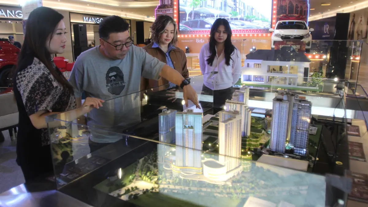 KEJAR PENJUALAN: Dari kiri, Meliani Tjondro bersama Sutandi Purnomosidi, dan Liliani Harsono menjelaskan beberapa proyek yang dikembangkan Pakuwon Group di Surabaya selama pameran untuk mengejar target penjualan tahun 2026. (Abdullah Munir/Radar Surabaya)