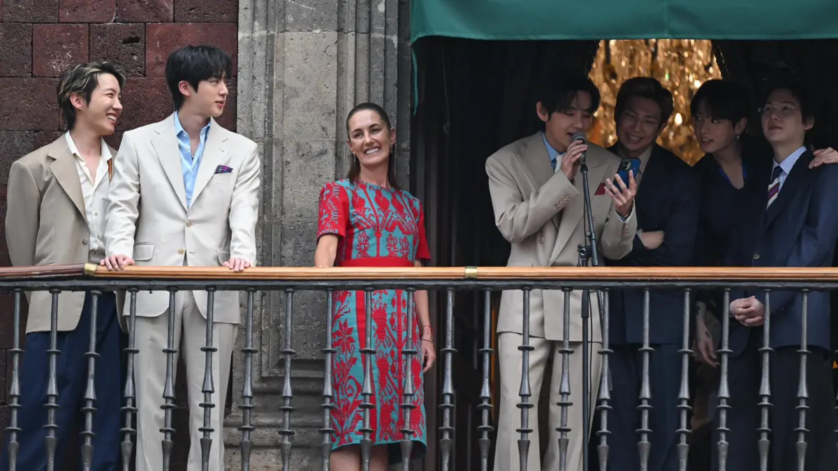 Anggota BTS dan Presiden Meksiko menyapa penggemar dati balkon Istana Presiden. (Mexico