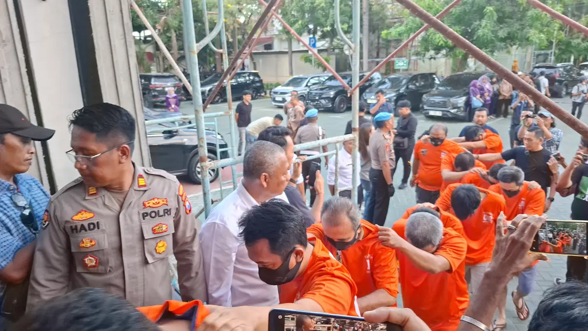 DIGIRING : Sebanyak 14 tersangka sindikat joki UTBK yang diotaki K diamankan di Polrestabes Surabaya, Kamis (7/5).(MAHRUS/RADAR SURABAYA)