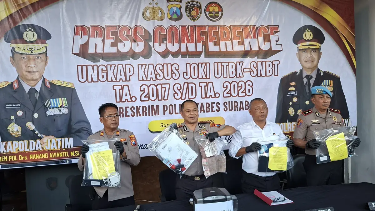DISITA : Kapolrestabes Surabaya Kombes Pol Lutfhie Sulistiawan dan Kasat Reskrim AKBP Edy Herwiyanto menunjukkan barang bukti ungkap kasus sindikat joki UTBK kepada wartawan di Mapolrestabes Surabaya, Kamis (7/5).(MAHRUS/RADAR SURABAYA)