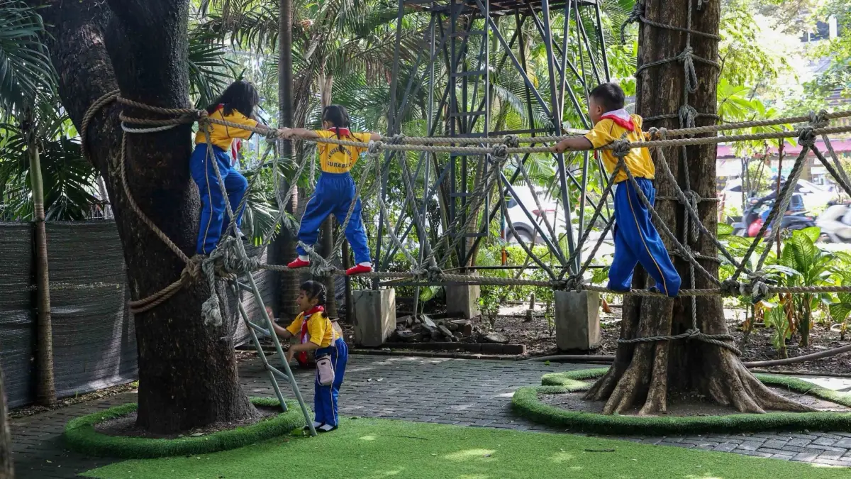 Empat taman besar di Surabaya kini berstandar nasional, bukan sekadar tempat rekreasi, tetapi juga ruang edukasi dan interaksi sosial yang aman serta inklusif. (HUMAS PEMKOT SURABAYA)