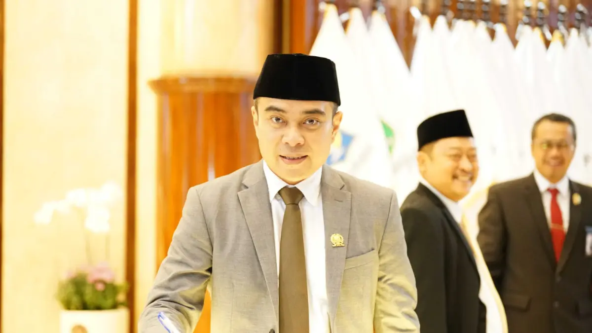 EVALUASI: Anggota Pansus BUMD DPRD Jatim, Pranaya Yudha Mahardika, minta ada pergub untuk sinergikan BUMD Jatim. (IST/RADAR SURABAYA)