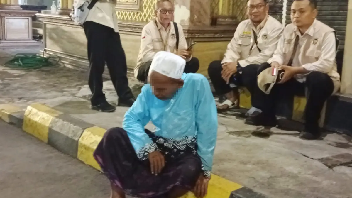 Jemaah asal Jombang yang tergabung dalam kloter 62 saat hendak kabur namun akhirnya bisa diamankan dan ditenangkan oleh keluarga dan petugas keamanan. (Rahmat Sudrajat/Radar Surabaya)