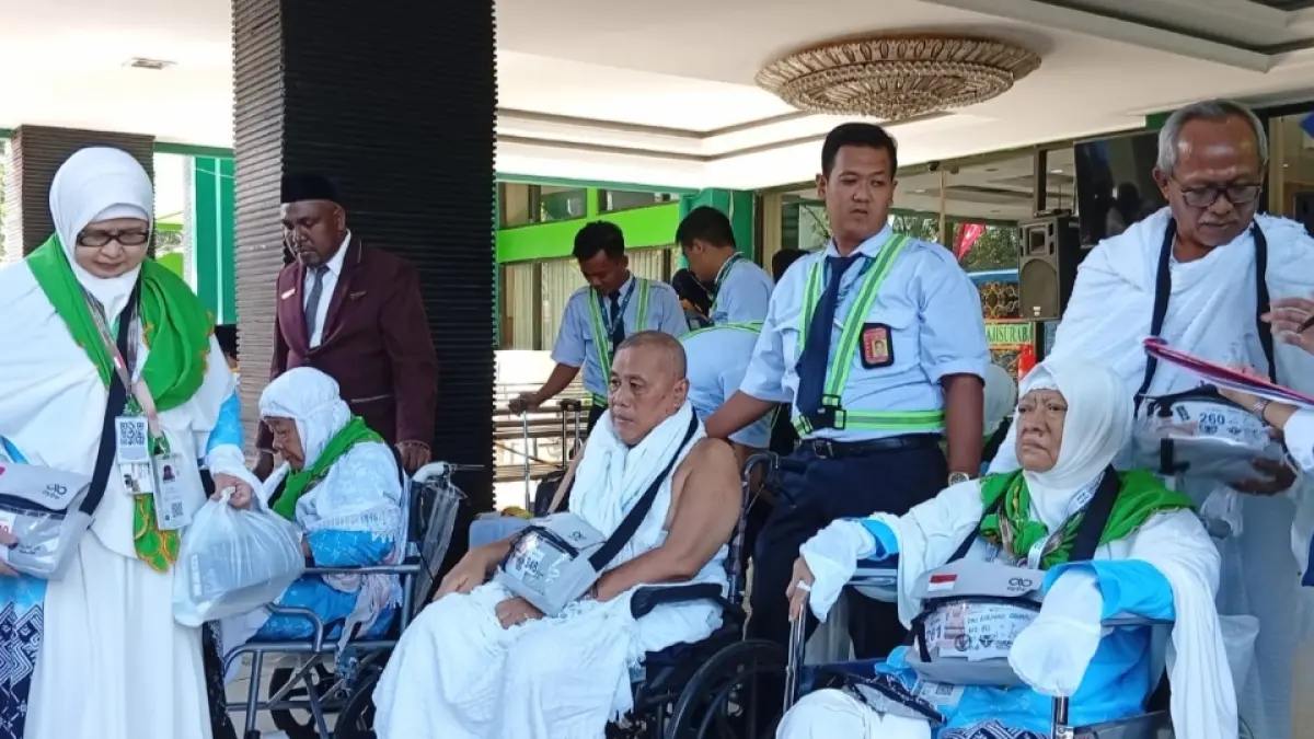 Jemaah haji kloter 59 Embarkasi Surabaya mengenakan kain ihram sebelum berangkat menuju Jeddah, Arab Saudi.(Rahmat Sudrajat) 