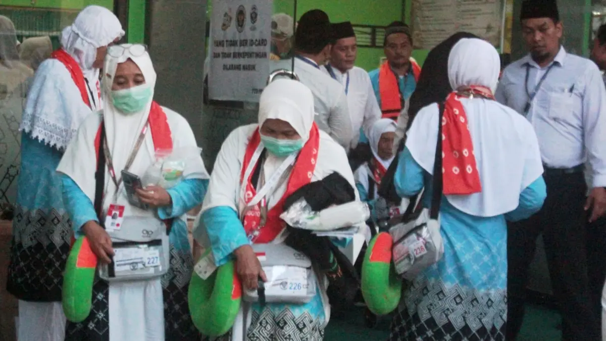 Jemaah haji pada gelombang pertama di Embarkasi Surabaya, kini keberangkatan ke tanah suci sudah menginjak gelombang kedua. (Rahmat Sudrajat/Radar Surabaya)