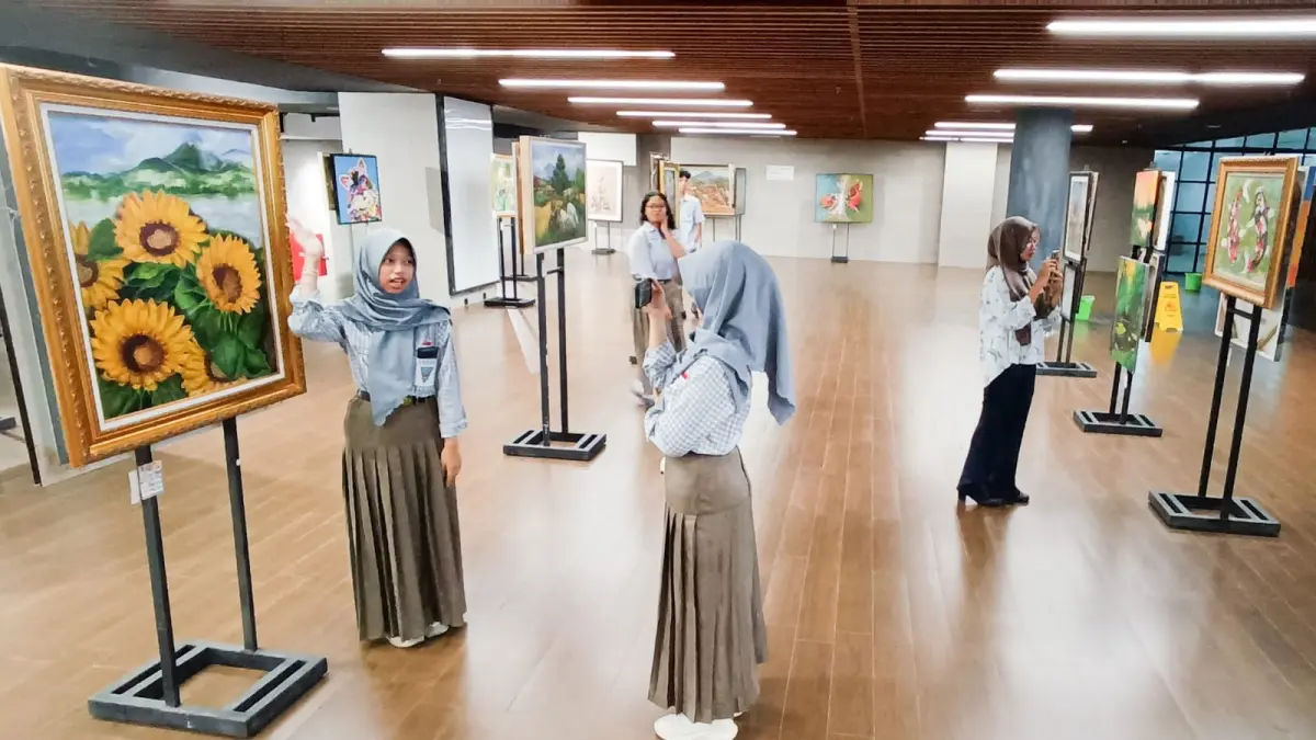 Pameran lukisan dalam rangka Hari Menggambar di basemen Alun-Alun Surabaya. (ANDY SATRIA/RADAR SURABAYA)