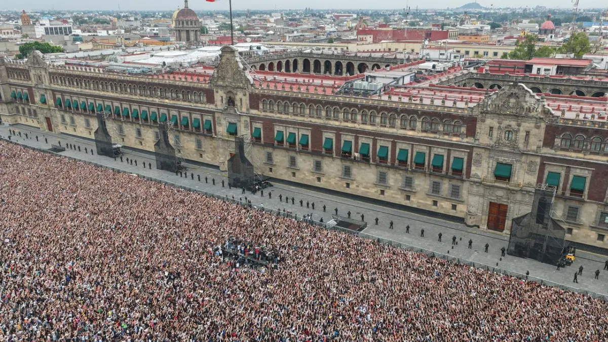 Puluhan ribu Army memadati Istana Presiden Meksiko di Mexico City untuk menyaksikan idola mereka, BTS. (Mexico