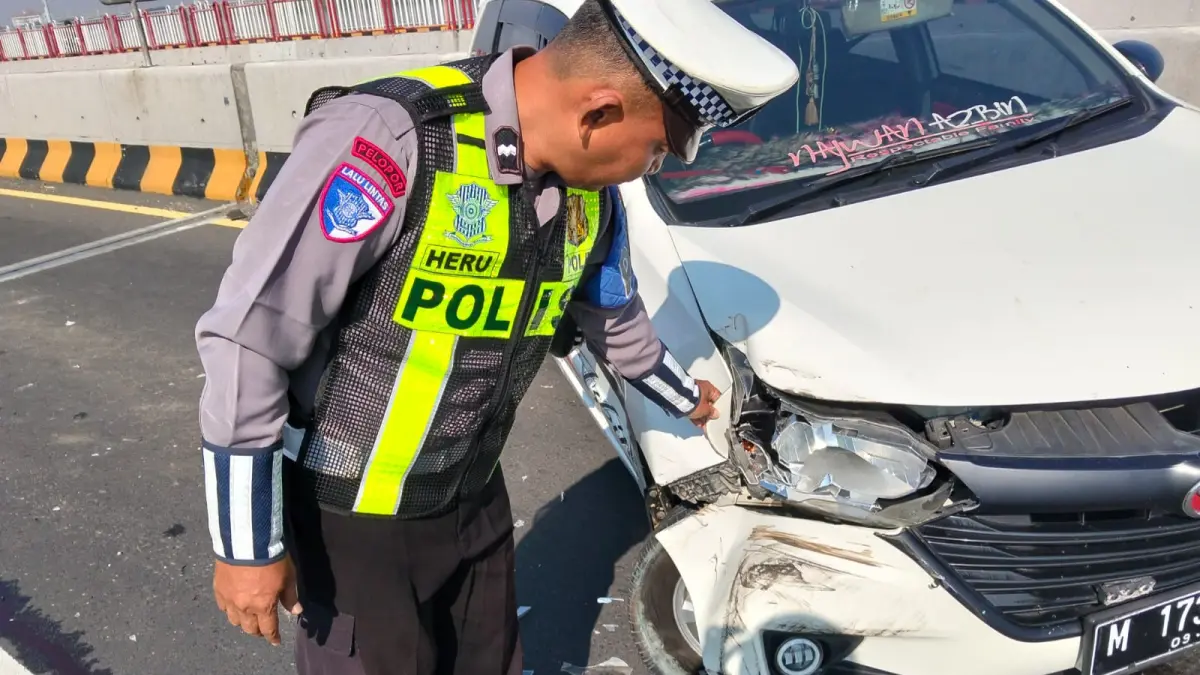 RUSAK: Kondisi mobil usai menabrak truk di Jembatan Suramadu sisi Surabaya, (IST/RADAR SURABAYA)
