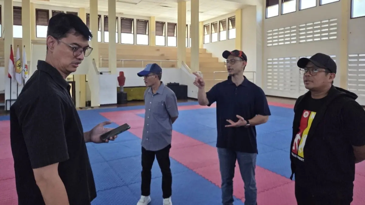 Tim dari KONI Jatim saat meninjau salah satu calon venue yang ada di kawasan Kertajaya. 